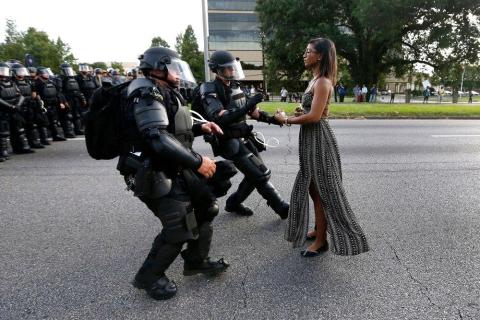 Manifestante a Baton Rouge. Foto di Jonathan Bachman, 2016